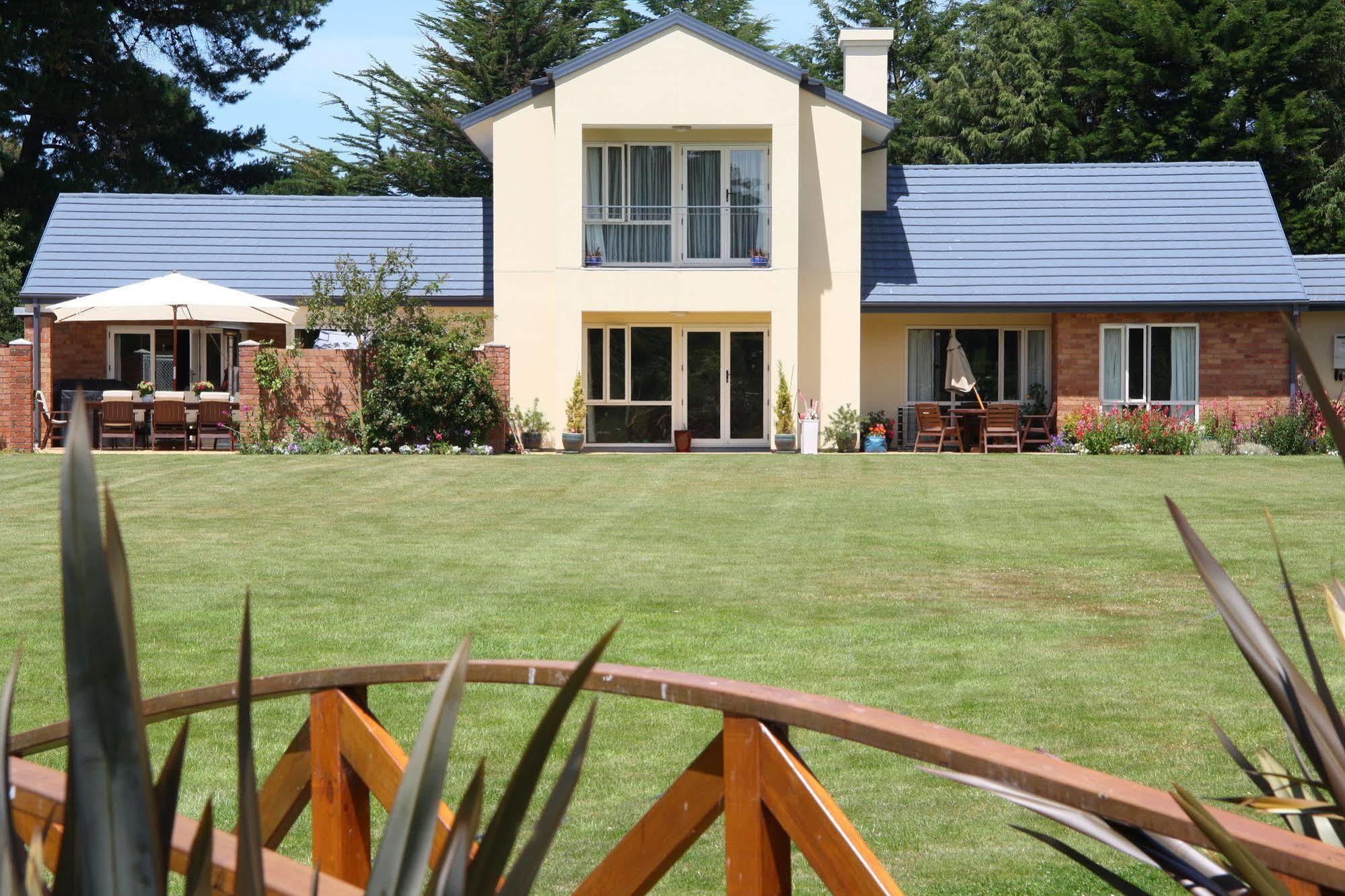 The Meadows Villa Christchurch Exteriör bild